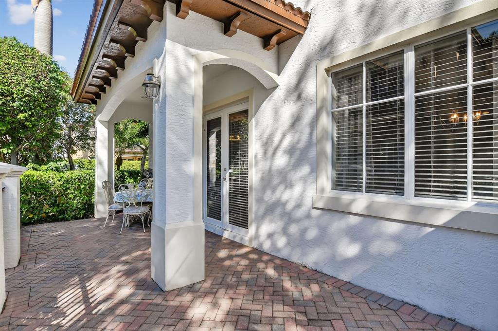 591 Northwest Library Commons Way Boca Raton, FL 33432 - Photo 14 of 75 Easy access to backyard from kitchen/dining area