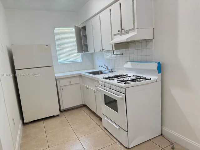$1,700 | 4300 Southwest 67th Avenue, Unit 38, Miami, FL 33155
