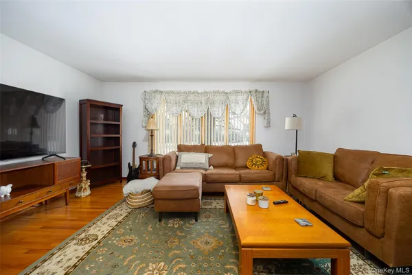 $849,000 | 21 Lounsbury Drive, Baldwin Place, NY 10505