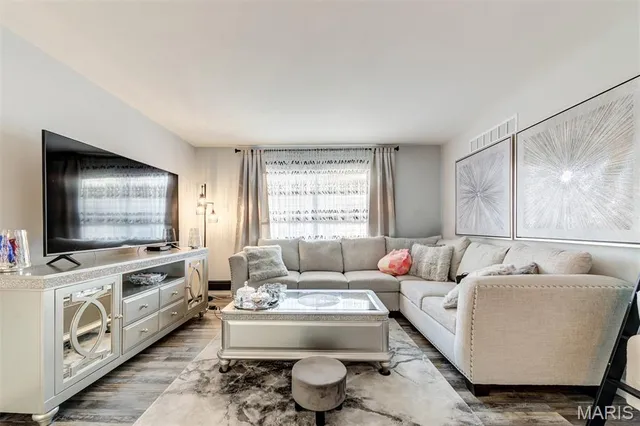 $159,900 | 10123 Sakura Drive, Unit A, St. Louis, MO 63128