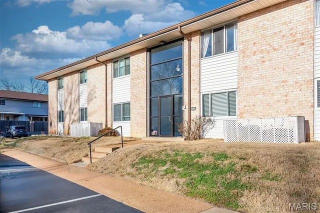 $159,900 | 10123 Sakura Drive, Unit A, St. Louis, MO 63128