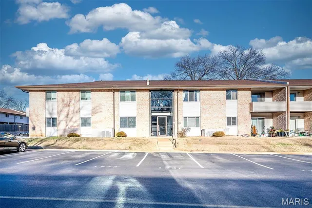 $159,900 | 10123 Sakura Drive, Unit A, St. Louis, MO 63128