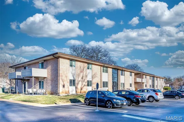 $159,900 | 10123 Sakura Drive, Unit A, St. Louis, MO 63128