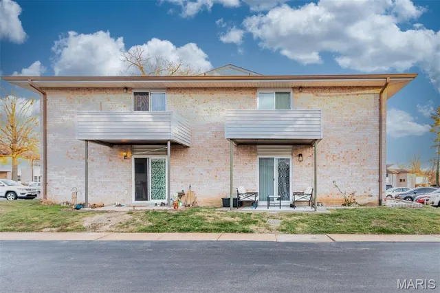 $159,900 | 10123 Sakura Drive, Unit A, St. Louis, MO 63128