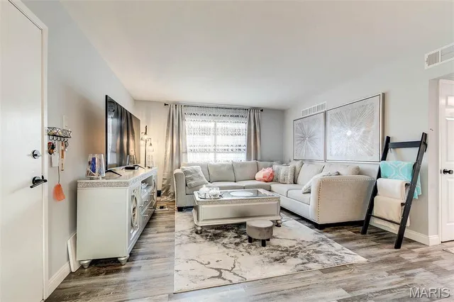 $159,900 | 10123 Sakura Drive, Unit A, St. Louis, MO 63128