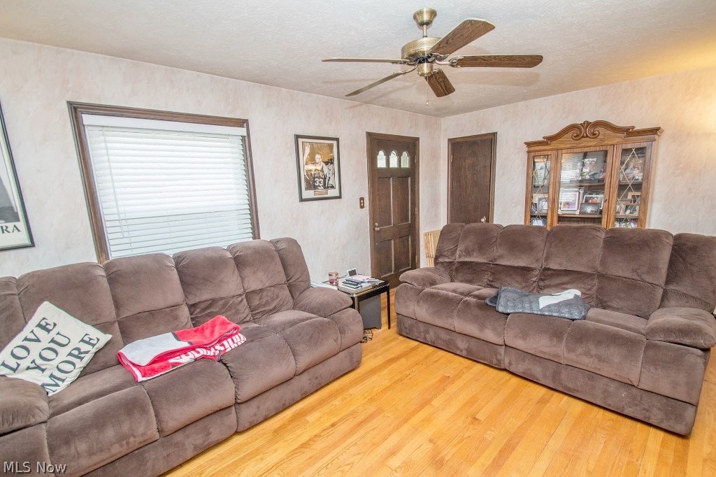 1671 Lander Road Cleveland, OH 44124 - Photo 3 of 22