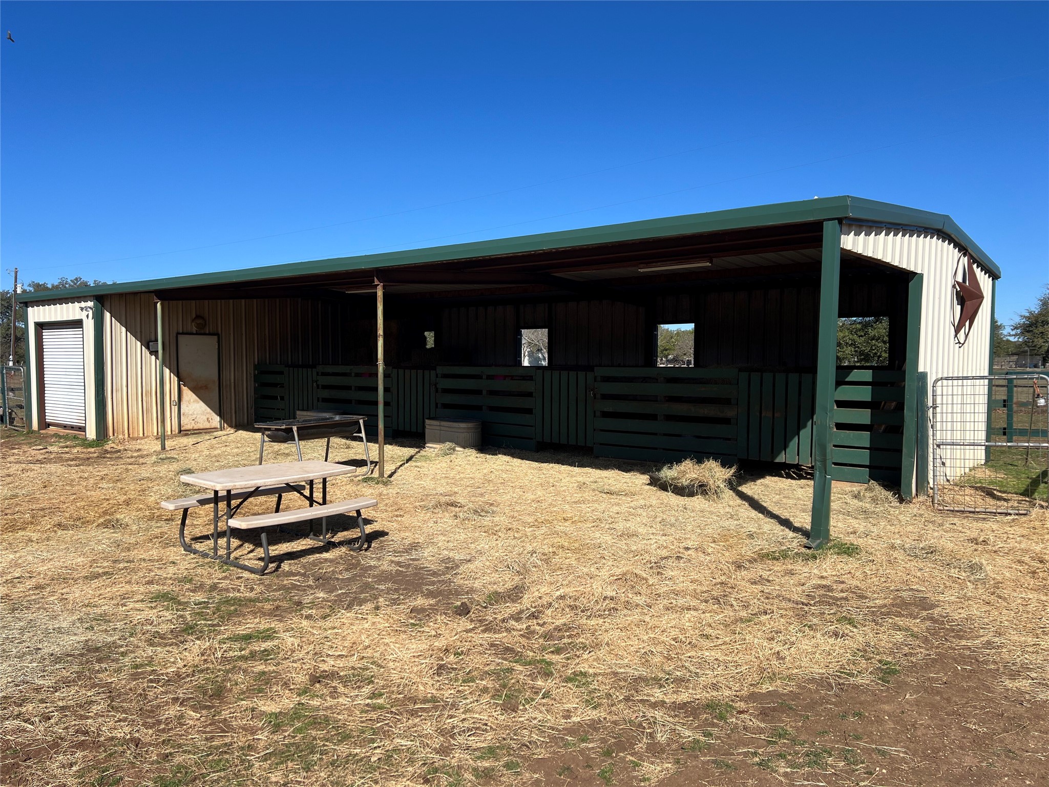 555 River Run Leander, TX 78641 - Photo 27 of 32 Barn front view