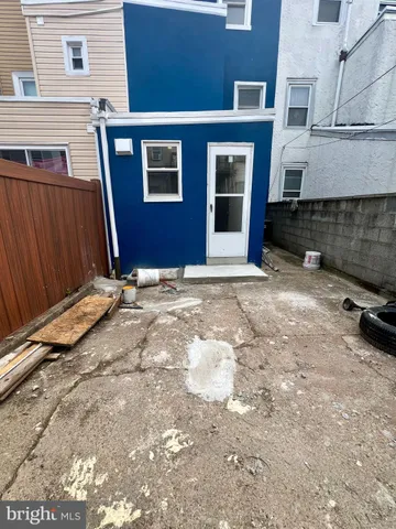 a view of backyard with a barn