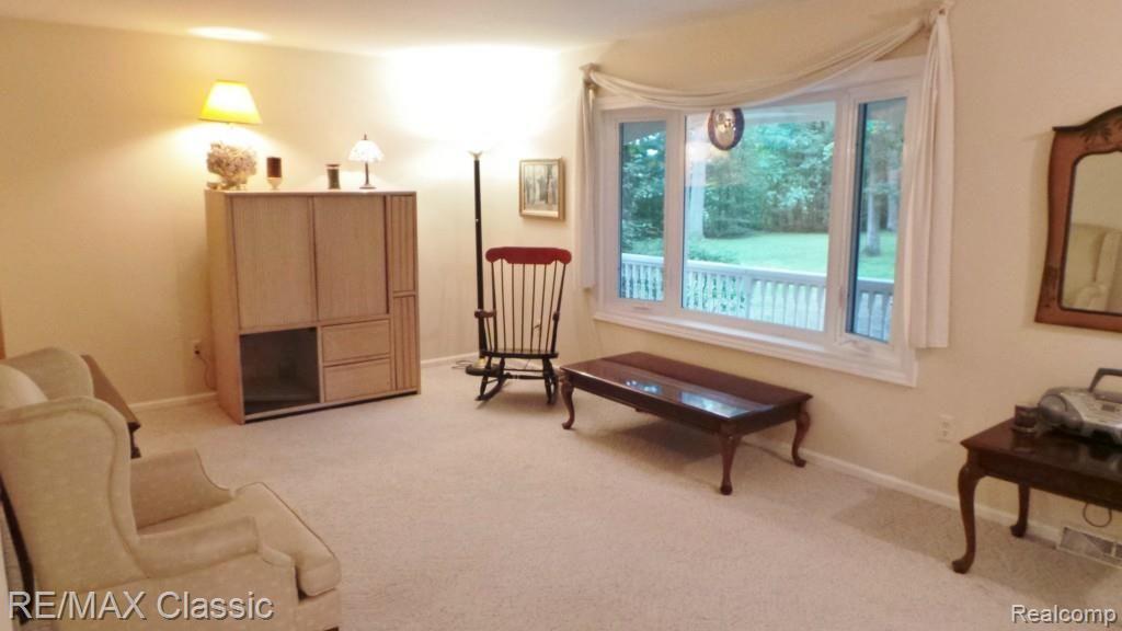 2218 Lone Tree Road Highland, MI 48357 - Photo 4 of 25 Living room