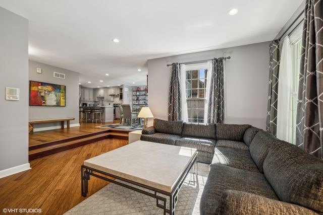 $525,000 | 841 Sutton Court, Lincolnshire, IL 60069