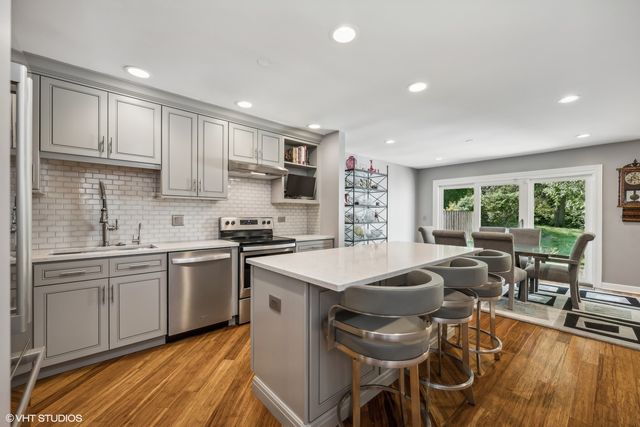 $525,000 | 841 Sutton Court, Lincolnshire, IL 60069