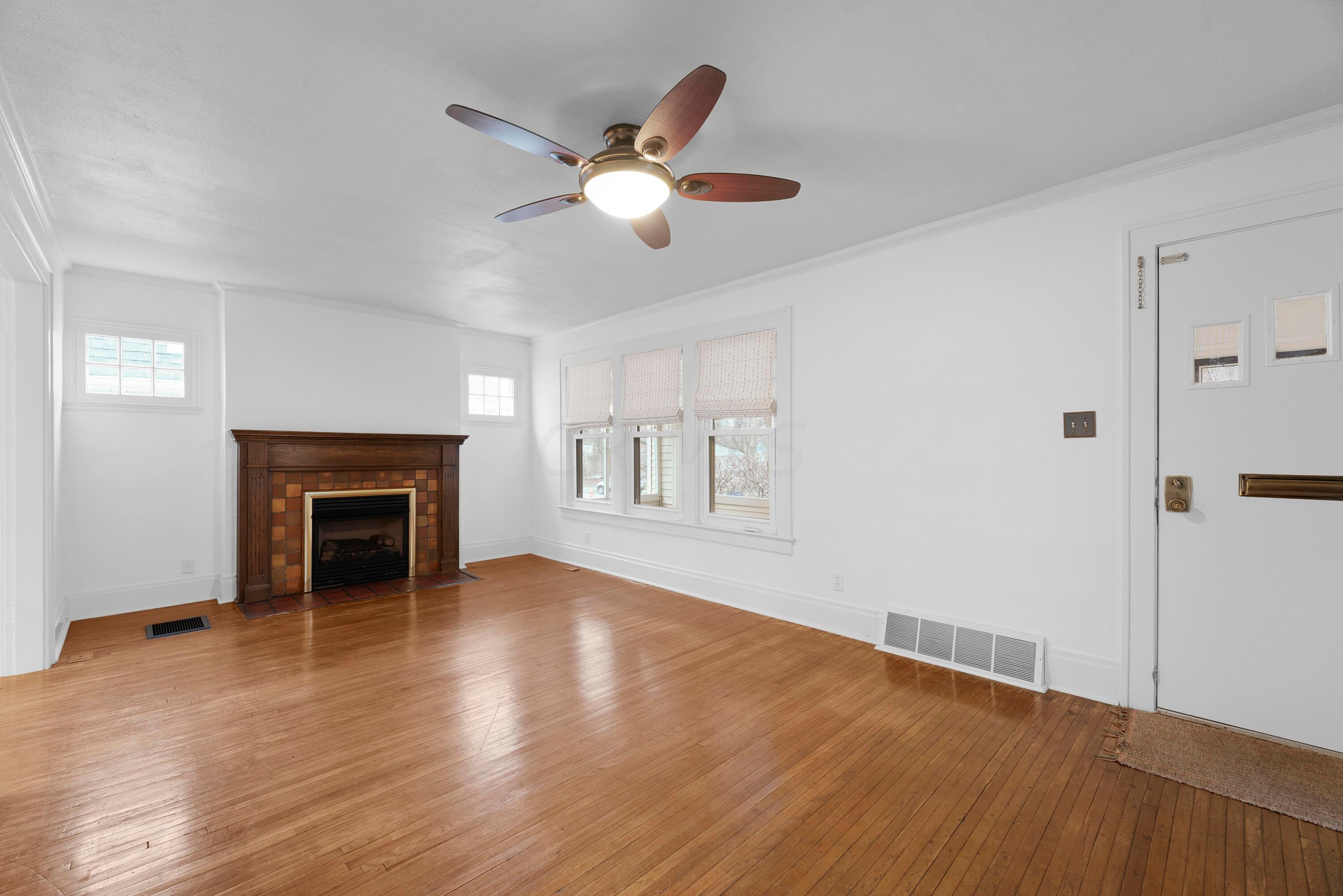 233 Brevoort Road Columbus, OH 43214 - Photo 8 of 44 Living Room