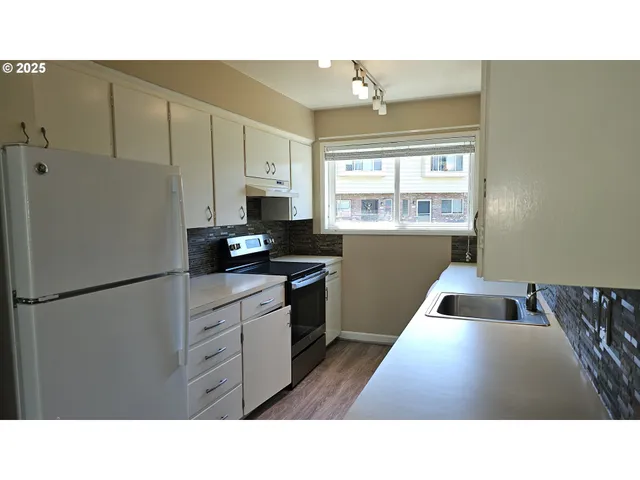 $199,950 | 1722 Northeast Hogan Drive, Unit 103, Gresham, OR 97030