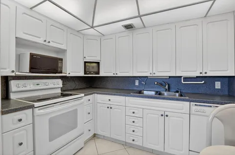 $2,000 | 2035 Ainslie C, Boca Raton, FL 33434