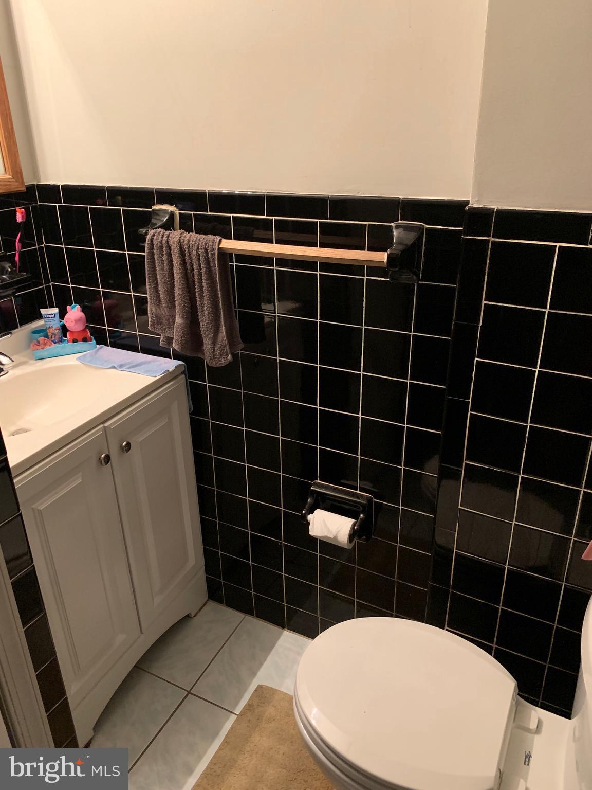2429 South Lawrence Street Philadelphia, PA 19148 - Photo 7 of 9 full bathroom