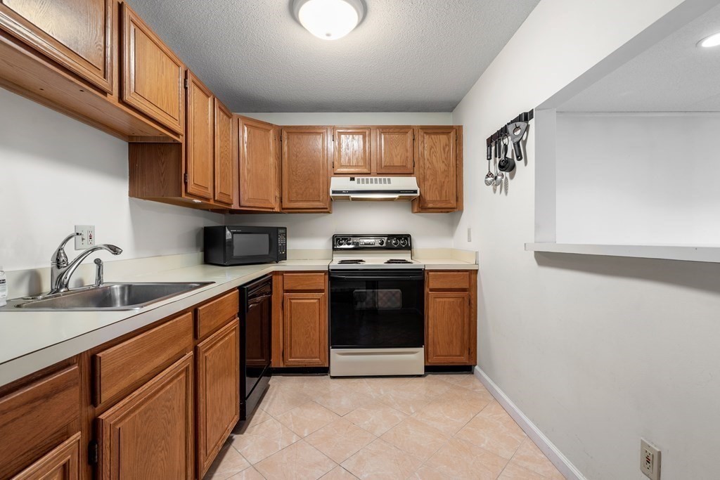 38 Dunham Road, Unit 402 Beverly, MA 01915 - Photo 8 of 16