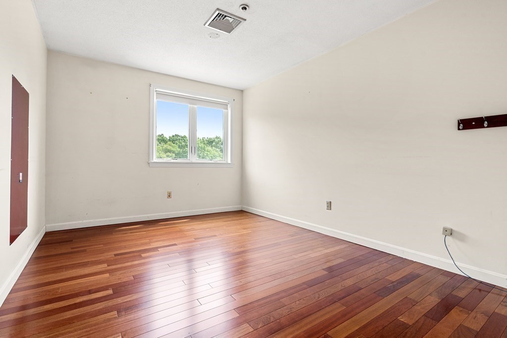 38 Dunham Road, Unit 402 Beverly, MA 01915 - Photo 10 of 16