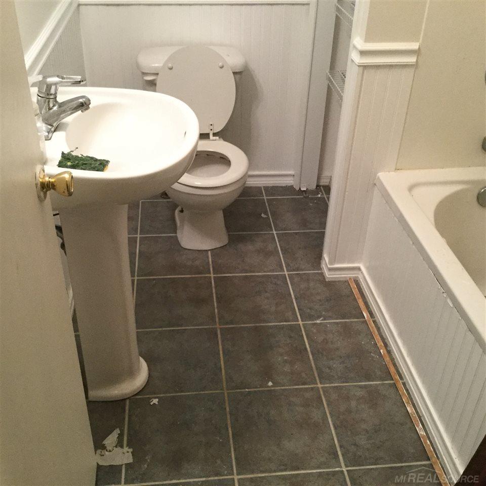 3061 Emmons Avenue Rochester, MI 48307 - Photo 39 of 61 Full Bathroom