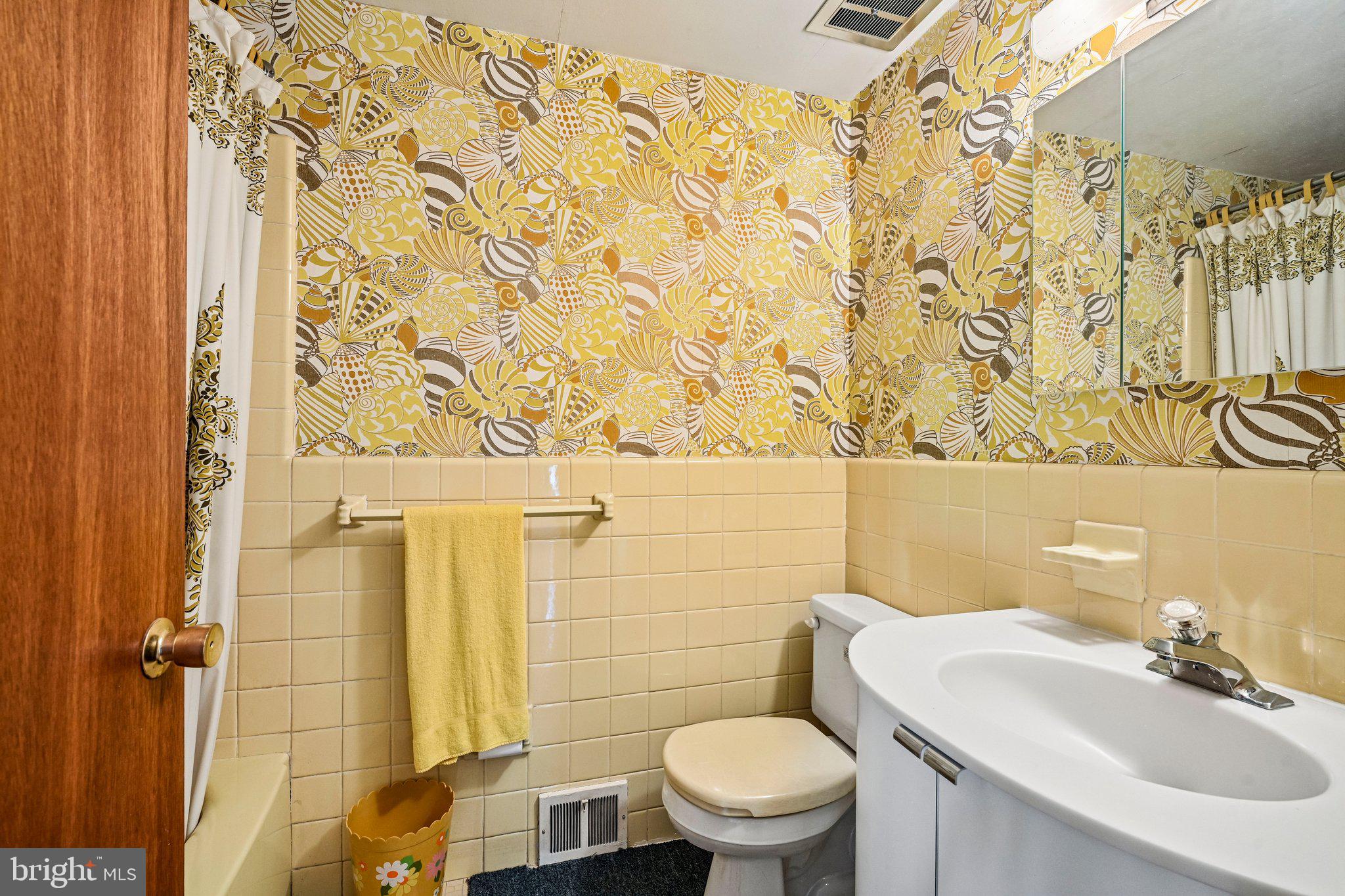 1008 Rennard Street Philadelphia, PA 19116 - Photo 24 of 33 Hall Bathroom