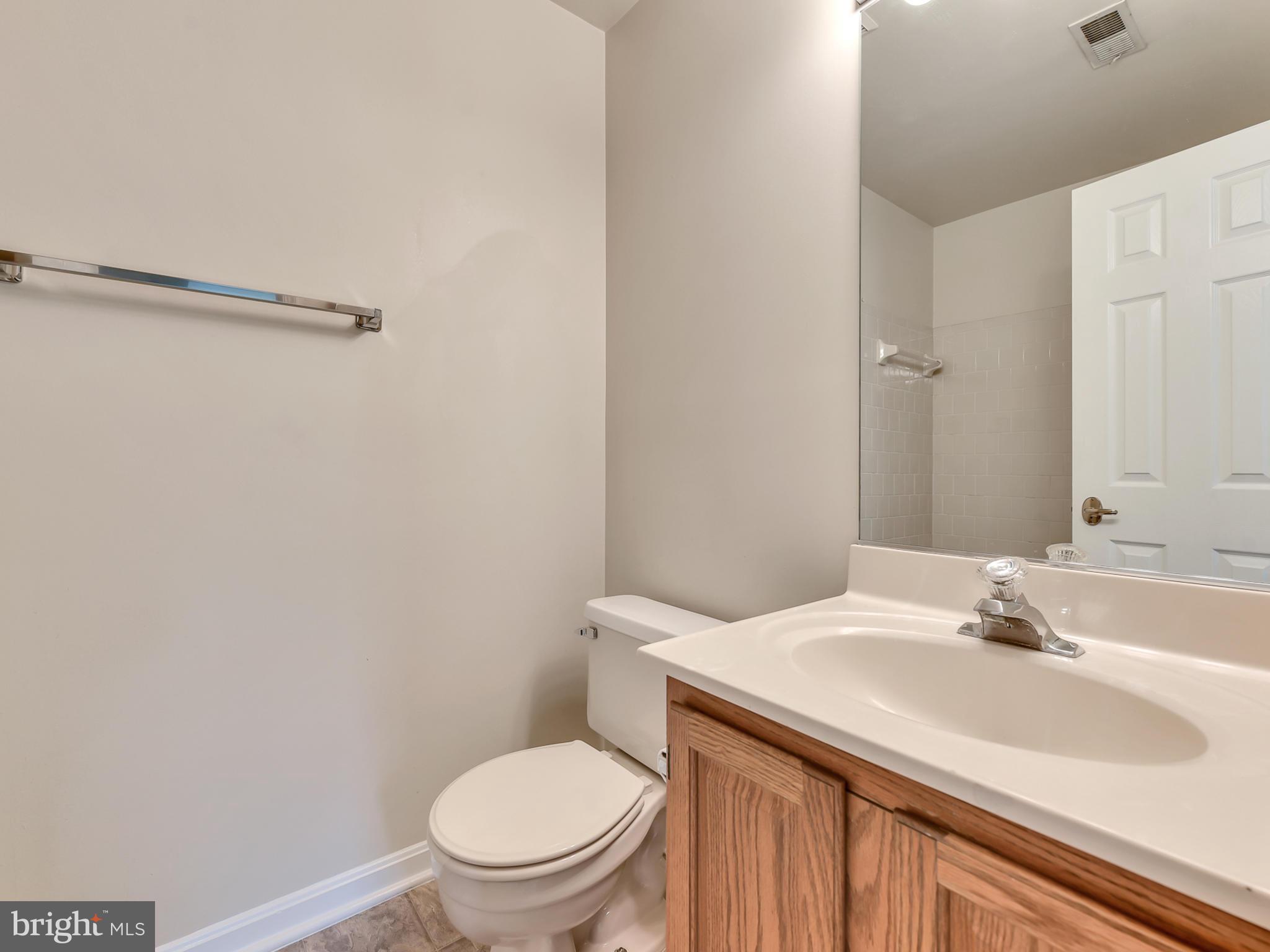 9275 Ridgefield Circle Frederick, MD 21701 - Photo 14 of 30 Full Hall Bathroom