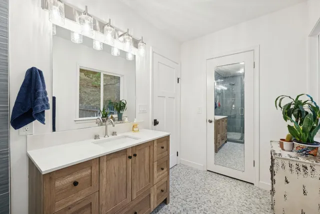 a view of a house with backyard and tree