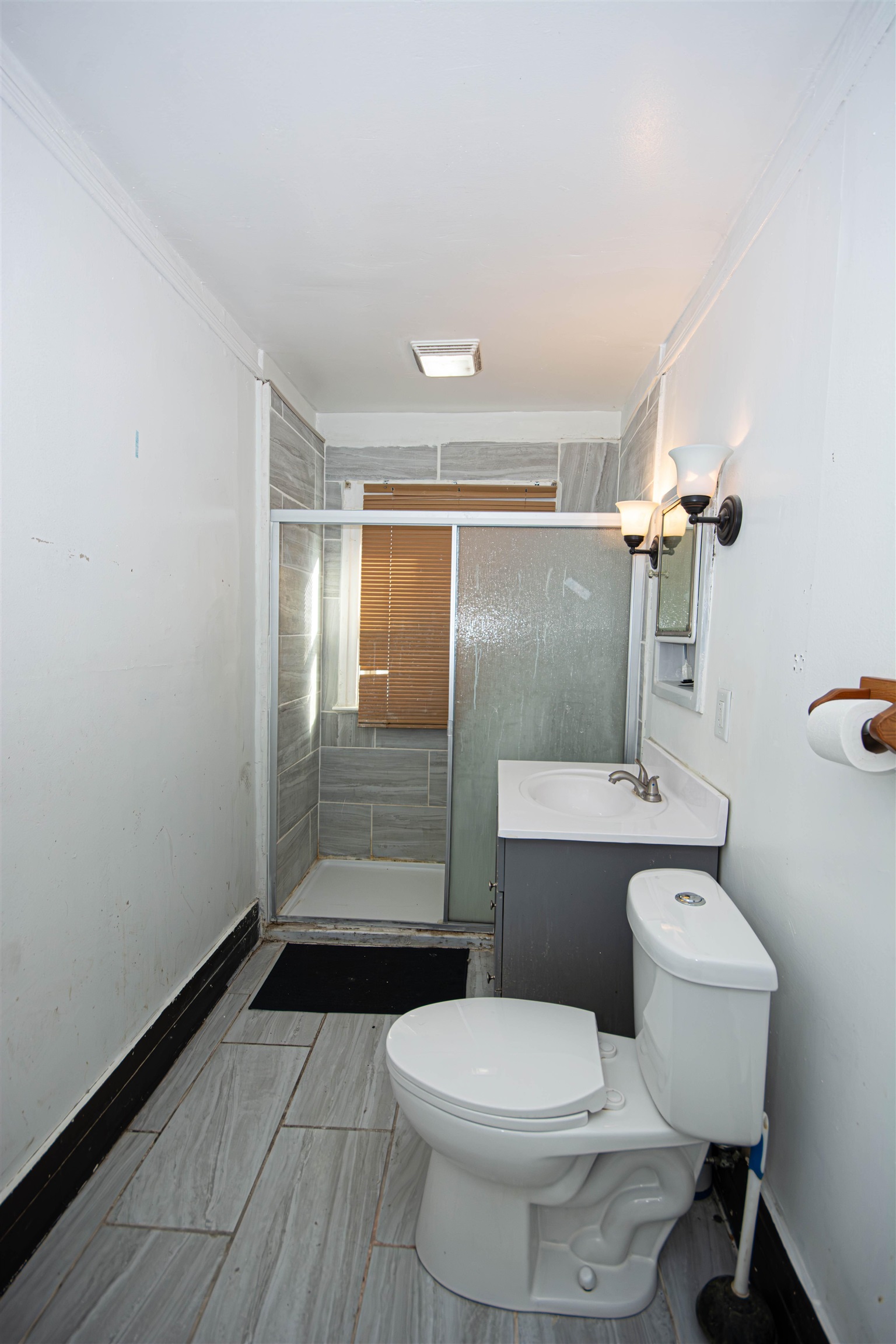 1017 Ridge Avenue Rockford, IL 61103 - Photo 18 of 20 a bathroom with a toilet a sink and shower