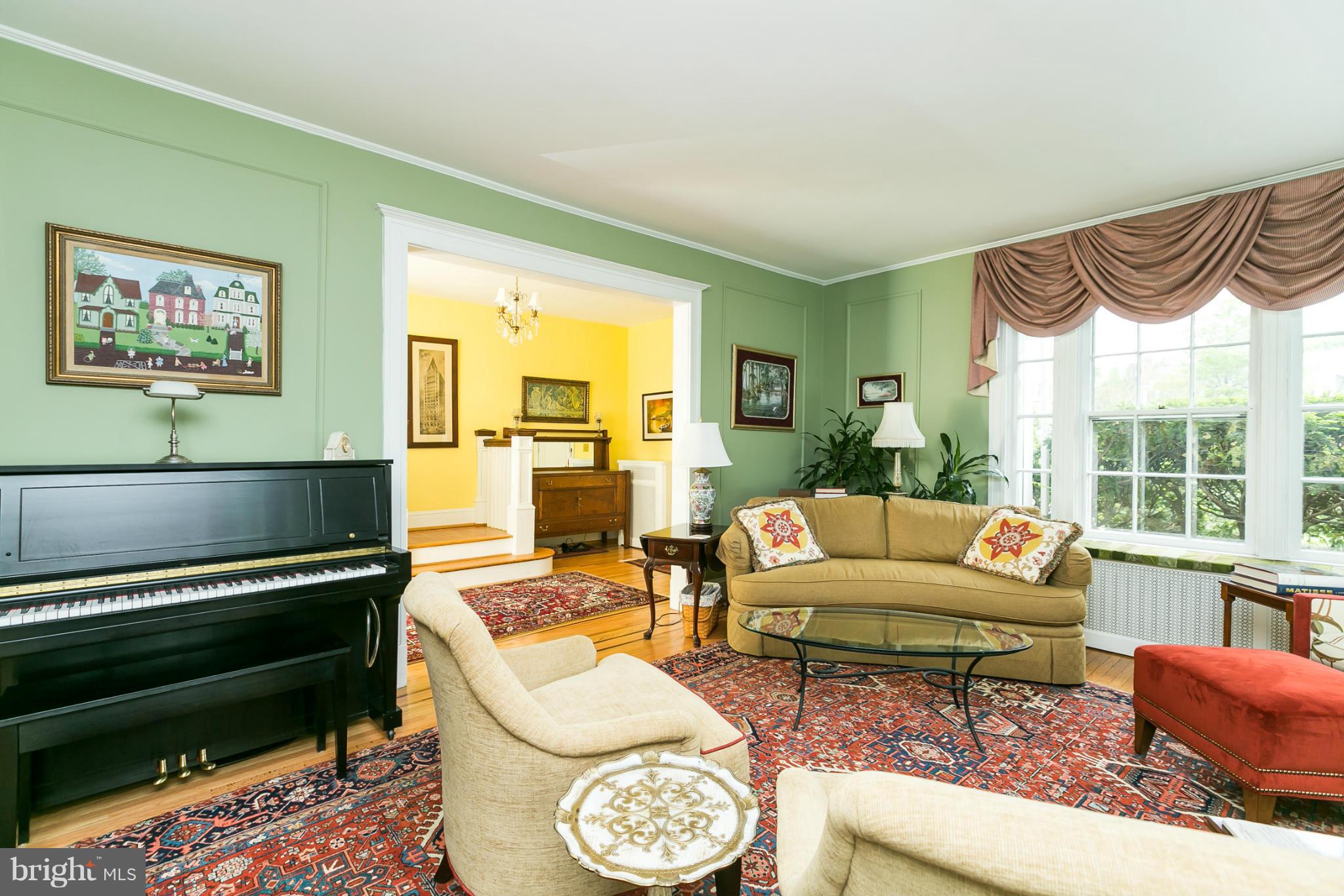 4312 Roland Avenue Baltimore, MD 21210 - Photo 4 of 30 Living Room
