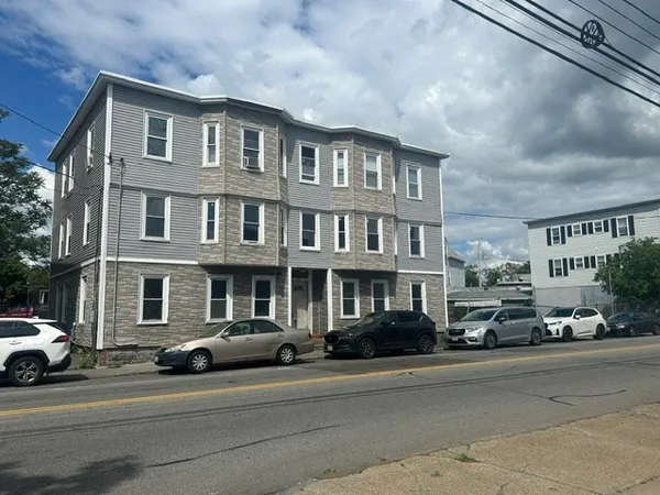 $2,400 | 754 Lakeview Avenue, Unit 2LEFT, Lowell, MA 01850