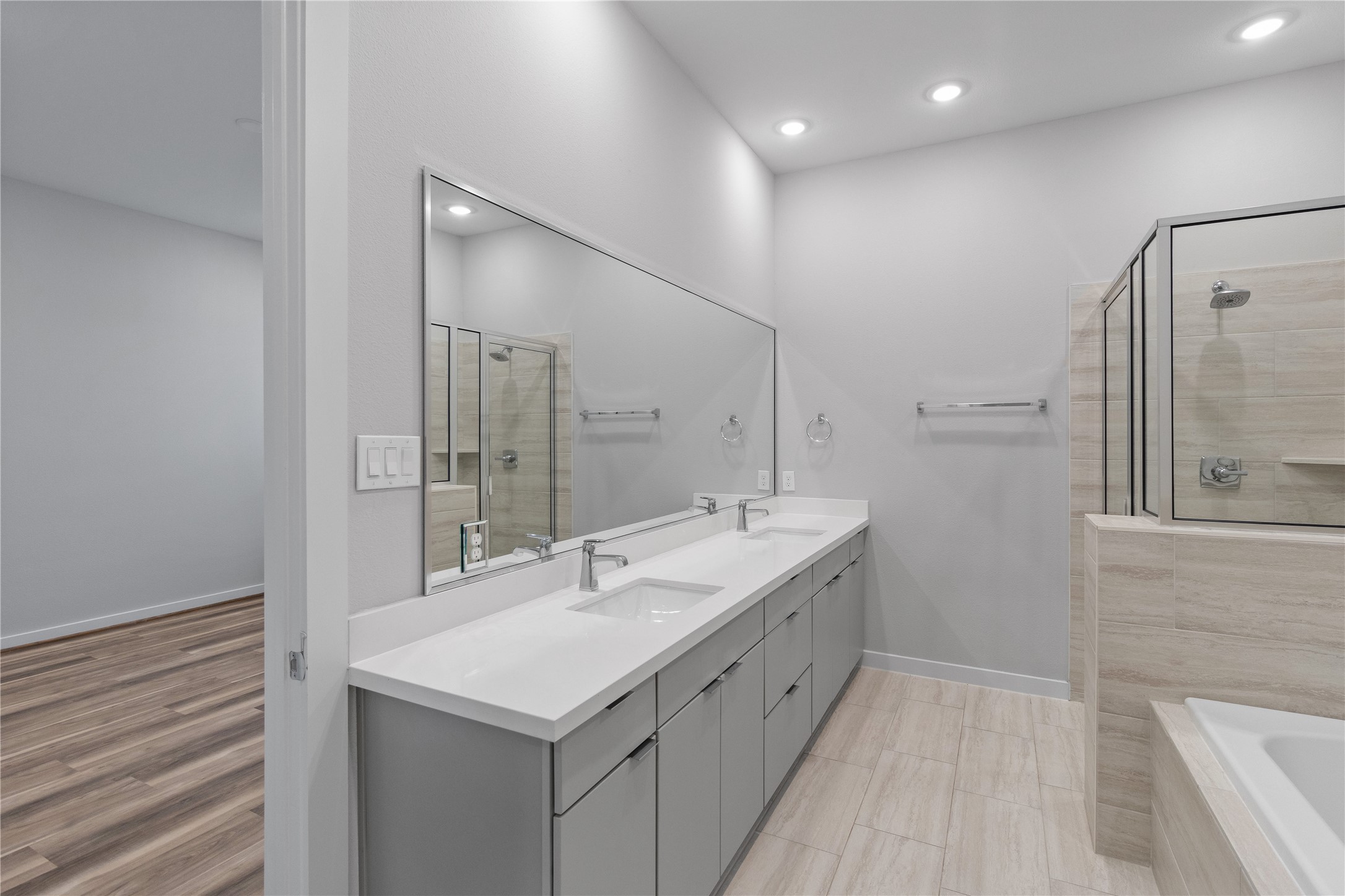 602 Thornton Road, Unit C Houston, TX 77018 - Photo 9 of 16 Primary bedroom bathroom with double sinks