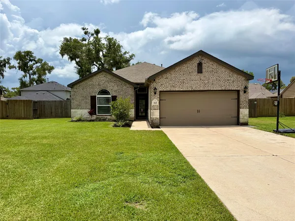 $320,000 | 315 Woodhaven Drive, West Columbia, TX 77486