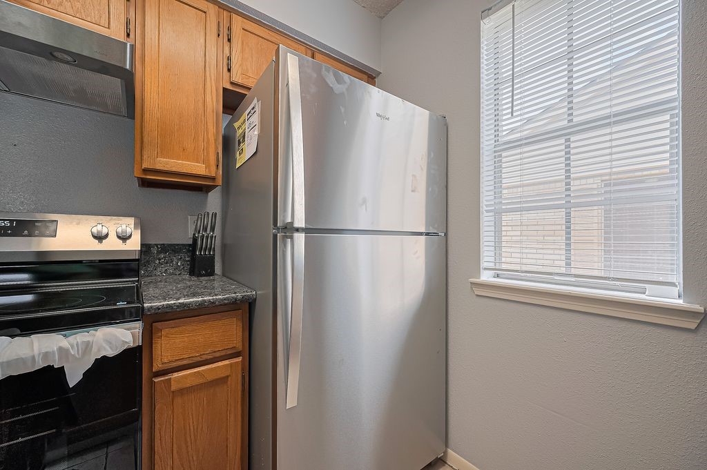 3100 Jeanetta Street, Unit 1104 Houston, TX 77063 - Photo 14 of 25 a kitchen with a refrigerator and a stove