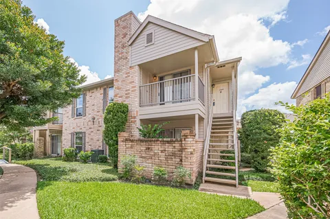 a view of a pathway both side of house