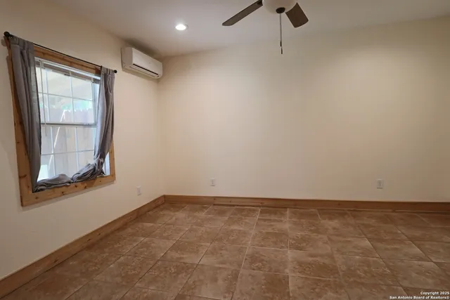 $1,900 | 503 South Lewis Avenue, Kerrville, TX 78028