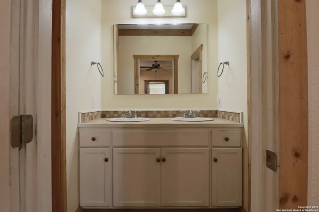 $1,900 | 503 South Lewis Avenue, Kerrville, TX 78028