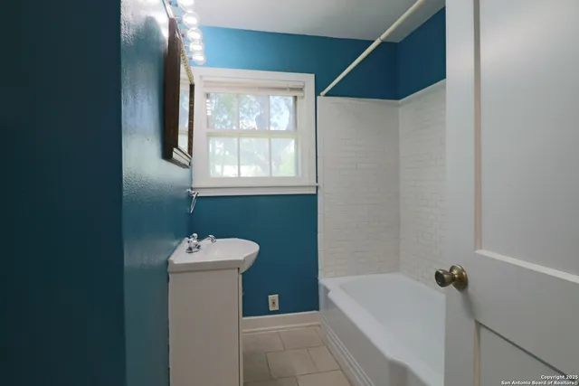 $1,900 | 503 South Lewis Avenue, Kerrville, TX 78028