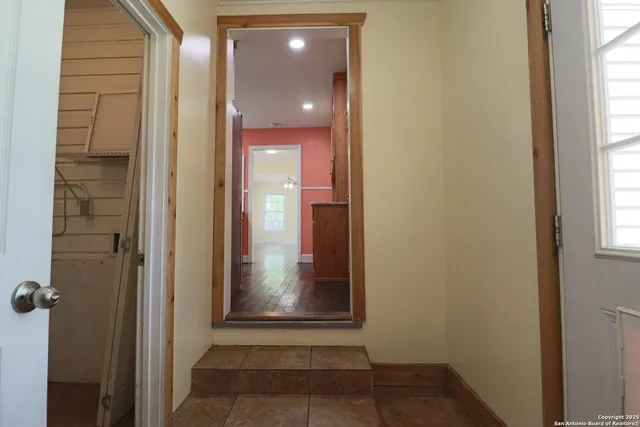 $1,900 | 503 South Lewis Avenue, Kerrville, TX 78028