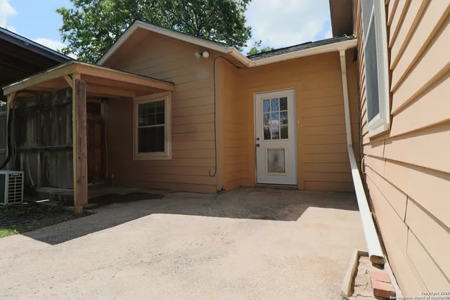 $1,900 | 503 South Lewis Avenue, Kerrville, TX 78028