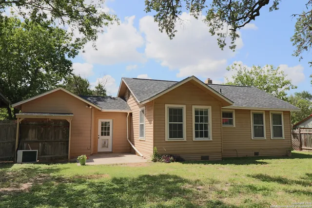$1,900 | 503 South Lewis Avenue, Kerrville, TX 78028