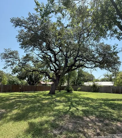$1,900 | 503 South Lewis Avenue, Kerrville, TX 78028