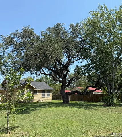 $1,900 | 503 South Lewis Avenue, Kerrville, TX 78028