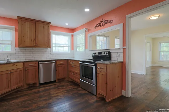 $1,900 | 503 South Lewis Avenue, Kerrville, TX 78028