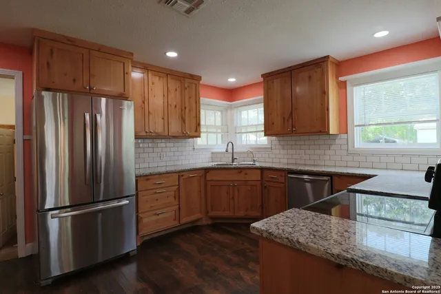 $1,900 | 503 South Lewis Avenue, Kerrville, TX 78028