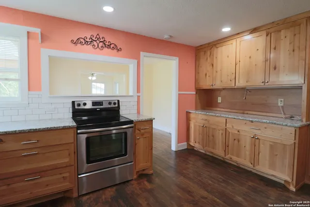 $1,900 | 503 South Lewis Avenue, Kerrville, TX 78028