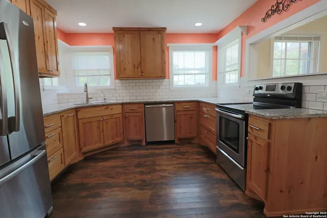 $1,900 | 503 South Lewis Avenue, Kerrville, TX 78028