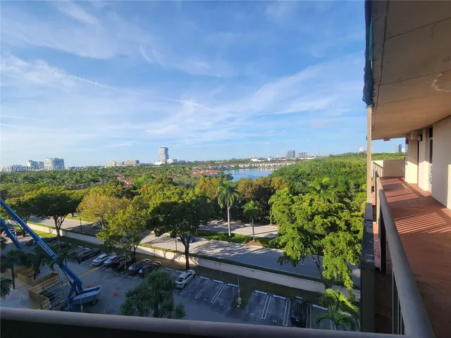 $2,300 | 3301 North Country Club Drive, Unit 811, Aventura, FL 33180