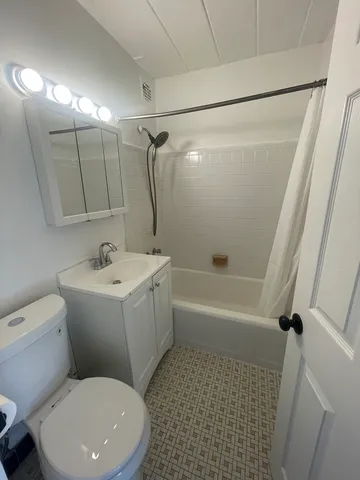 $145,000 | 2245 West Farwell Avenue, Unit 3B, Chicago, IL 60645