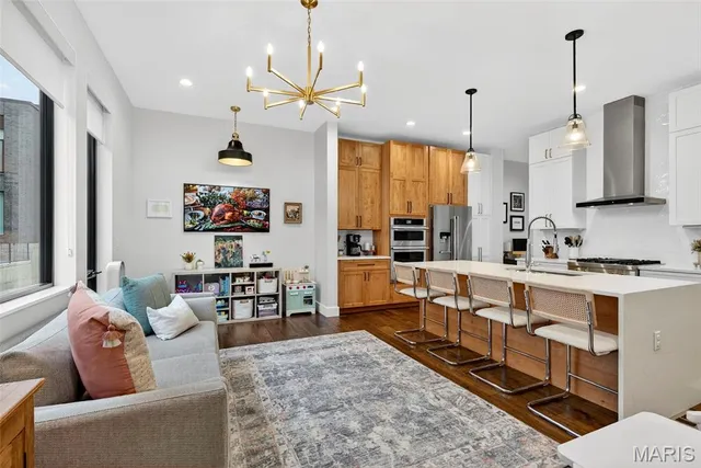 $799,000 | 215 North Sarah Street, Unit 7, St. Louis, MO 63108