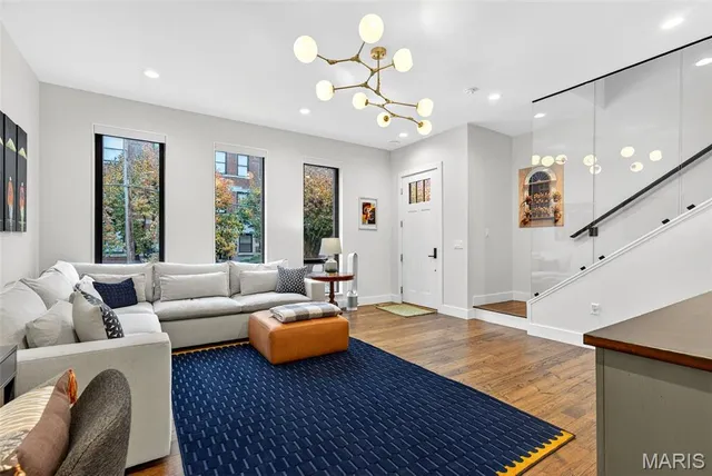 $799,000 | 215 North Sarah Street, Unit 7, St. Louis, MO 63108