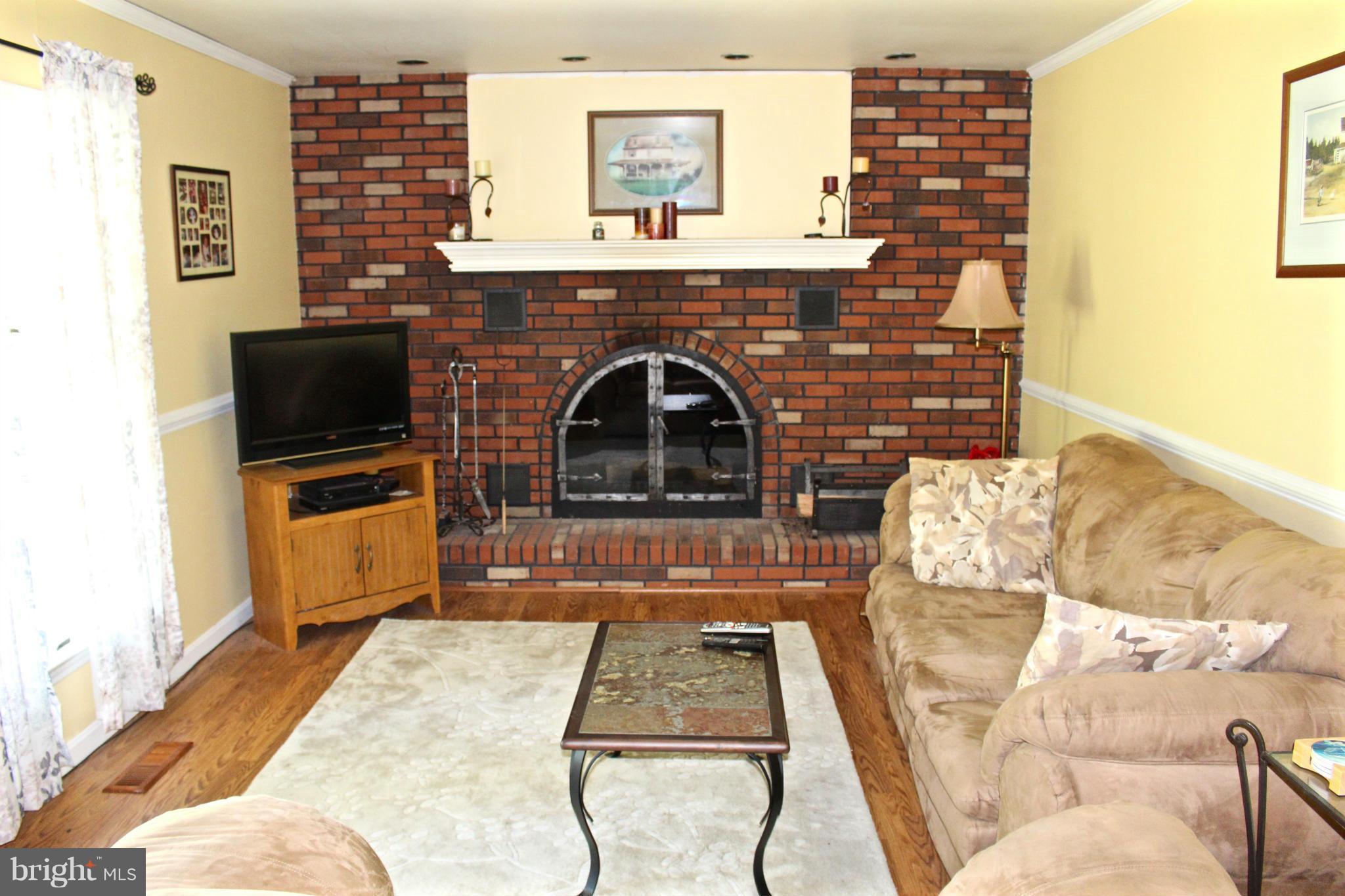 490 Swaggers Point Road Solomons, MD 20688 - Photo 5 of 27 Living Room