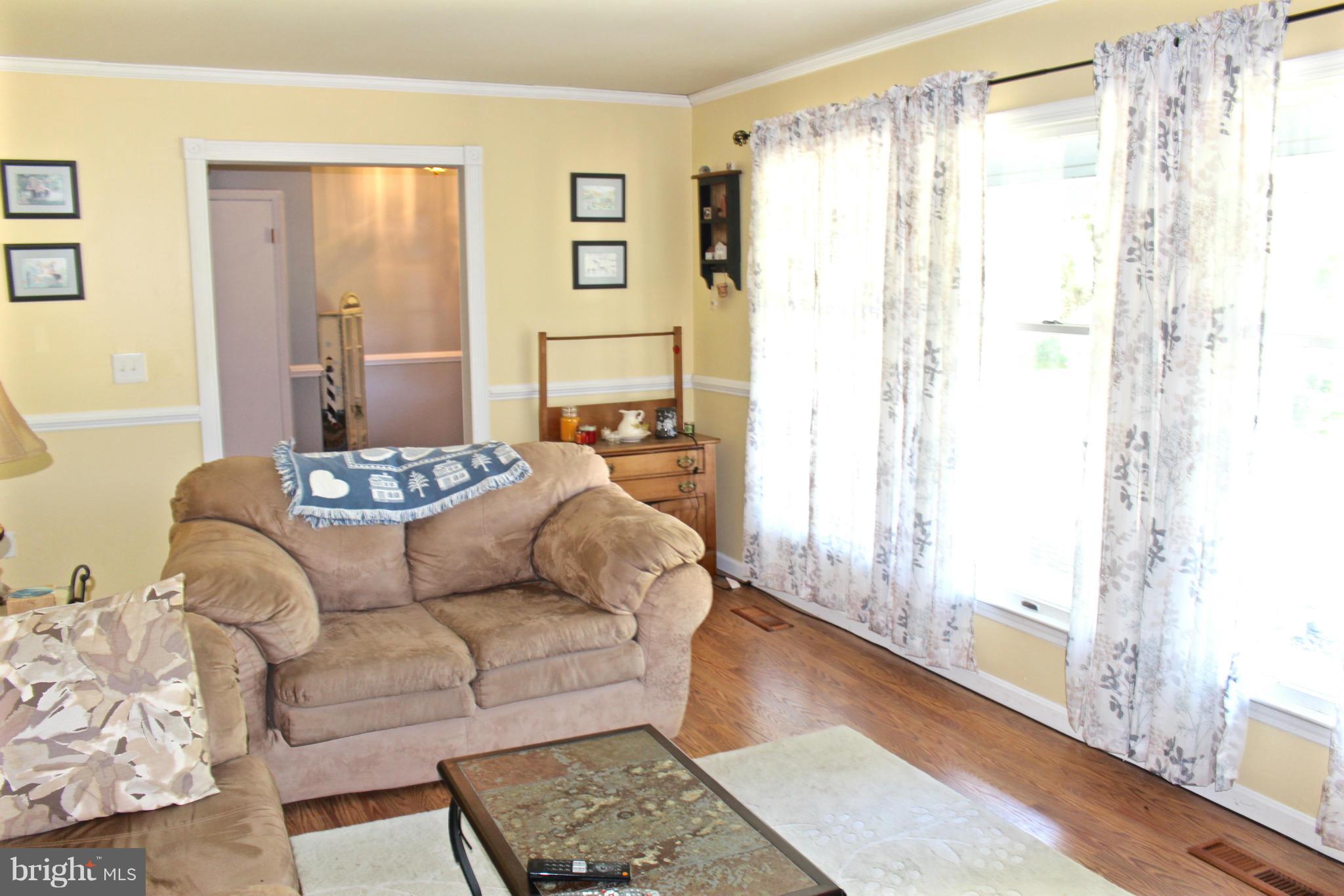 490 Swaggers Point Road Solomons, MD 20688 - Photo 6 of 27 Living Room